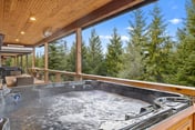 Treetop Escape: HotTub, BBQ, In/Outdoor Fireplace