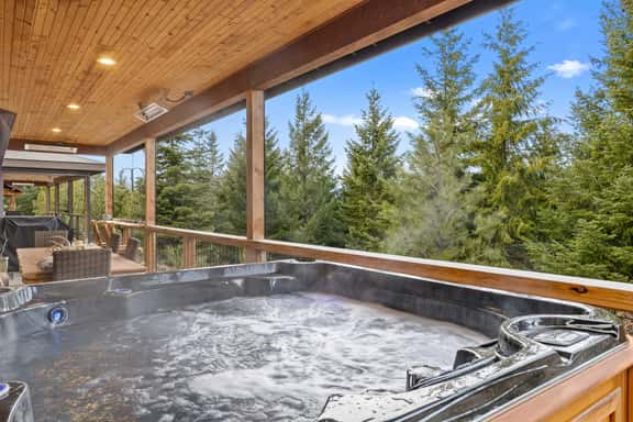 Treetop Escape: HotTub, BBQ, In/Outdoor Fireplace - Image 1