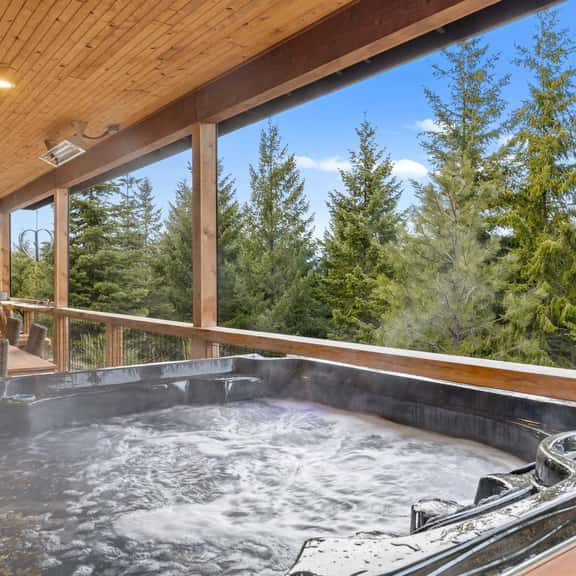 Treetop Escape: HotTub, BBQ, In/Outdoor Fireplace - Image 1